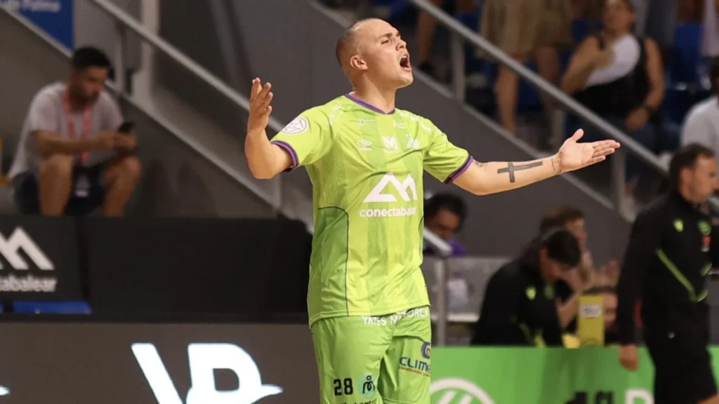 Fabinho in action for Palma Futsal