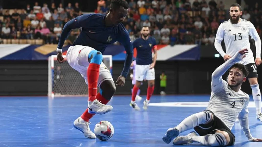 Souheil Mouhoudine playing for France futsal